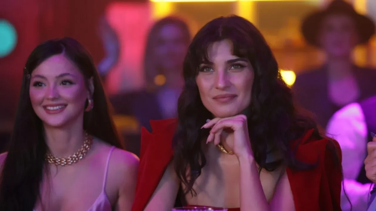 Tuba Büyüküstün ve Derya Pınar Ak arasındaki gerginlik gündem olmuştu! Filmdeki zorbalığın galaya taşındığı ortaya çıktı