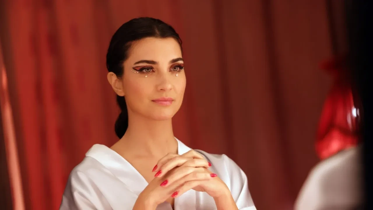 Tuba Büyüküstün ve Derya Pınar Ak arasındaki gerginlik gündem olmuştu! Filmdeki zorbalığın galaya taşındığı ortaya çıktı