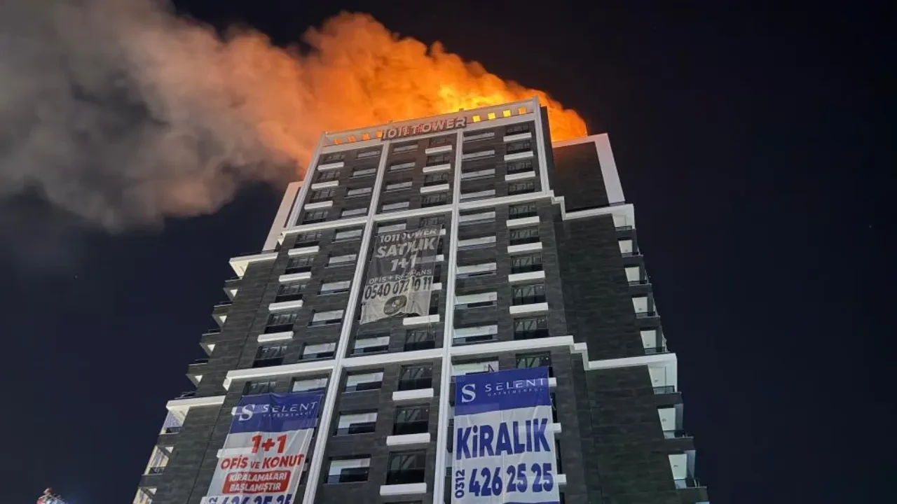 Ankara'da korkutan yangın: Binanın çatısı alev alev yandı
