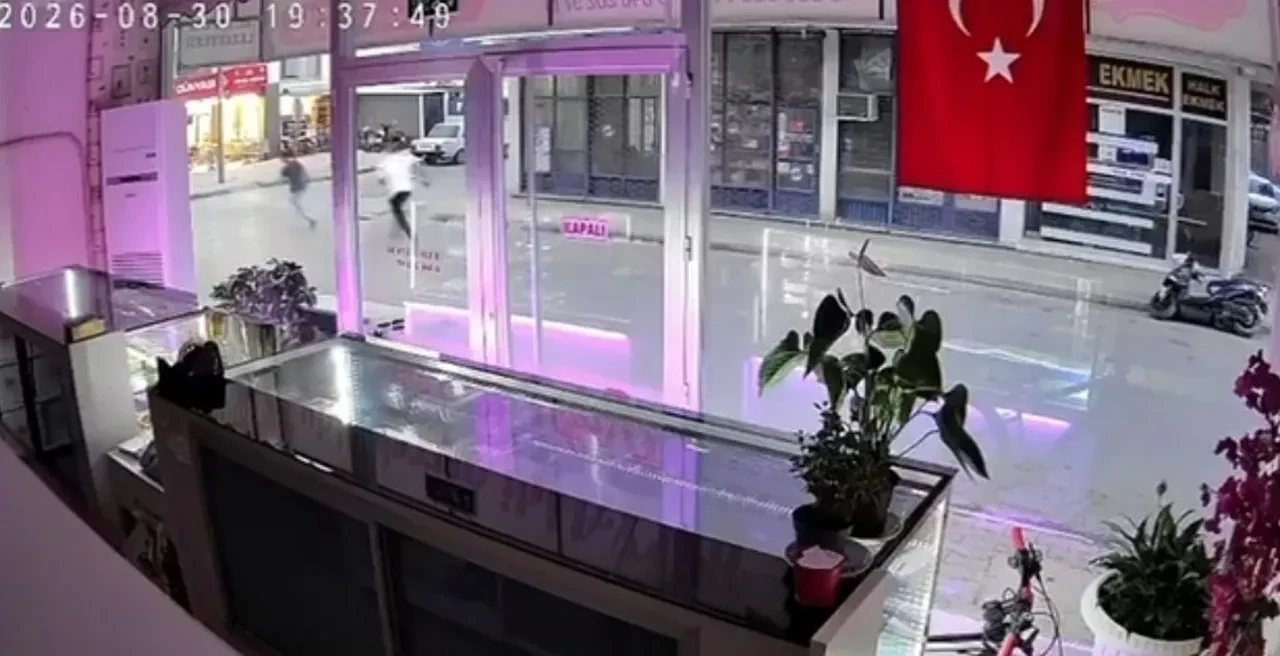 Antalya’da bıçaklı saldırgan dehşeti: Rastgele seçtiğini birini yaraladı, Game Over deyip teslim oldu