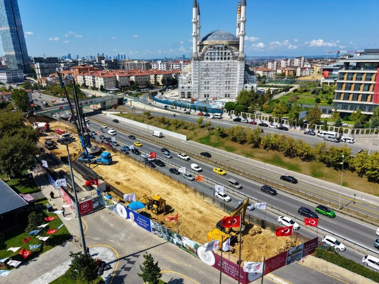 Bakan Uraloğlu Ümraniye'de duyurdu! Dev meydan projesinin temeli atıldı