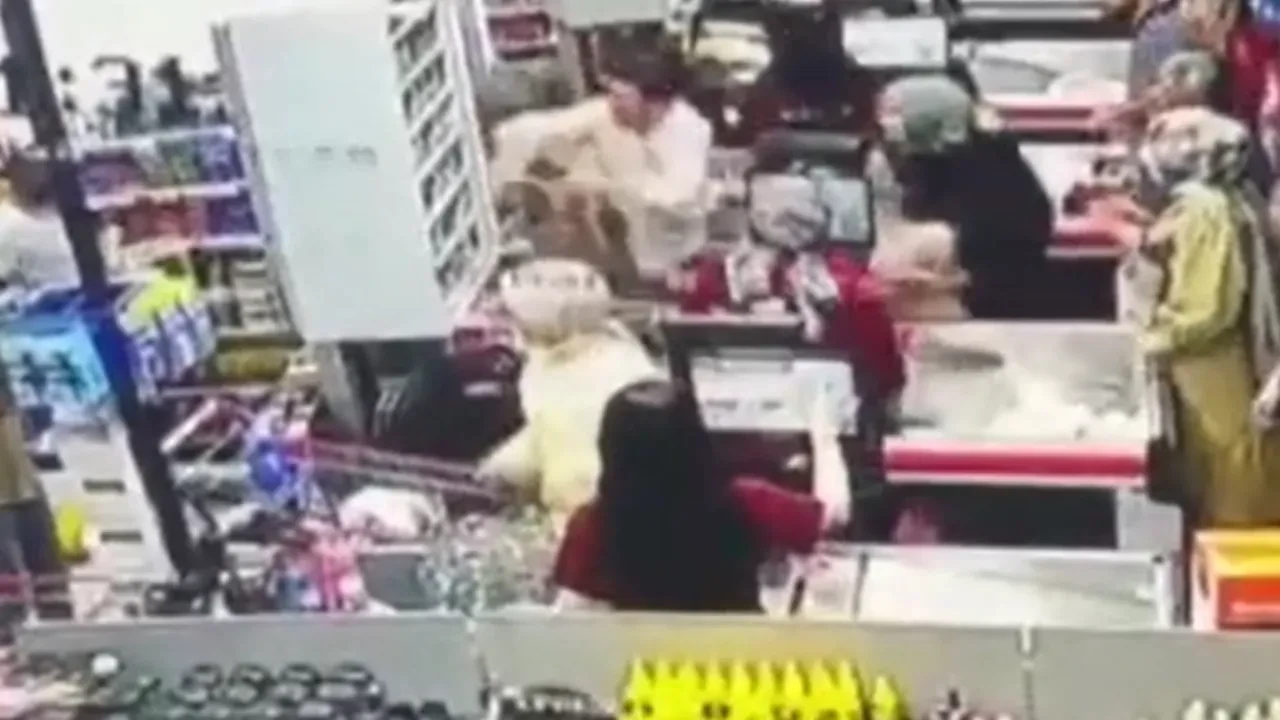 Çocukların da bulunduğu markette silahlı dahşet!