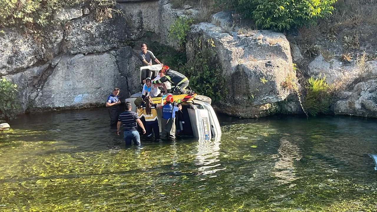 Direksiyon hakimiyetini kaybetti otomobiliyle göle uçtu!
