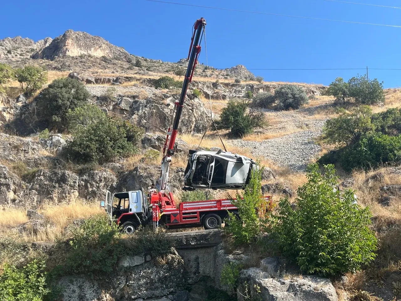 Direksiyon hakimiyetini kaybetti otomobiliyle göle uçtu!