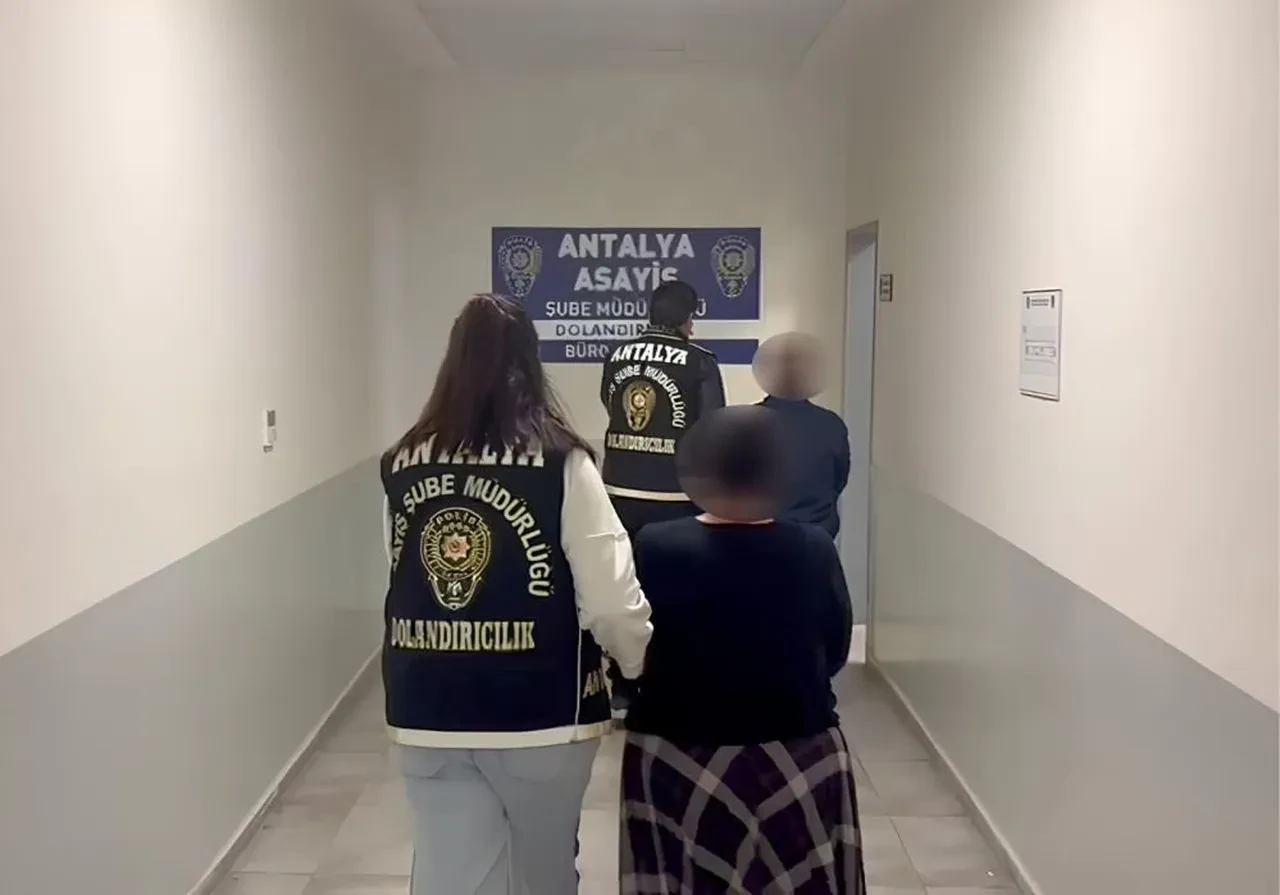 Dolandırıcılara 6 milyon TL'yi kendi elleriyle teslim etti!