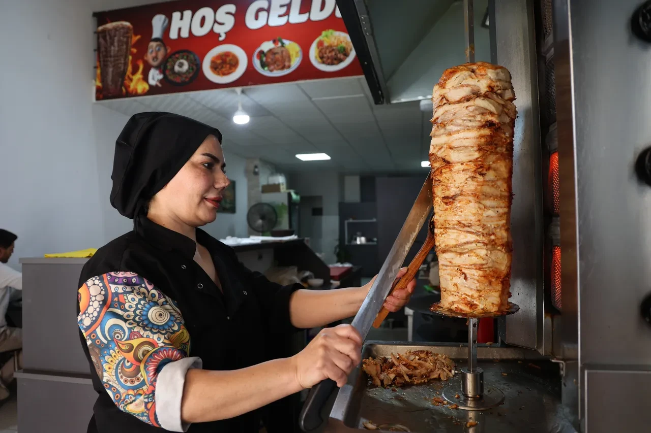 Erkek işi diyenleri dinlemedi dönerin başına geçti! Kadın girişimciden büyük başarı