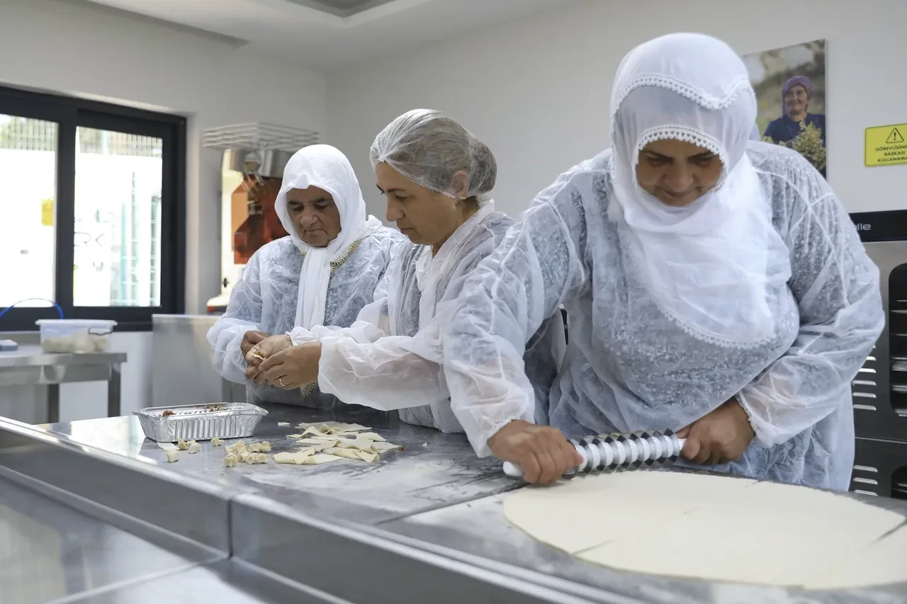 Eski köy okulları kadınların üretim alanı oldu! Yöresel lezzetler yöresel ellerle hazırlanıyor