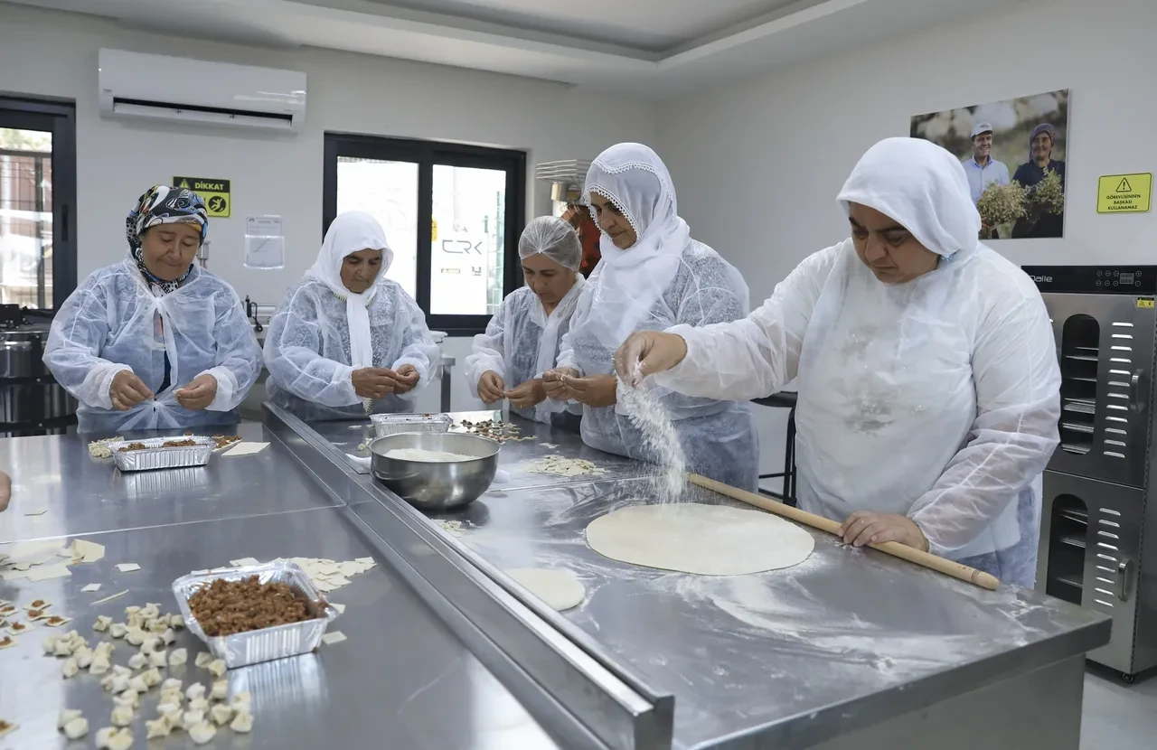 Eski köy okulları kadınların üretim alanı oldu! Yöresel lezzetler yöresel ellerle hazırlanıyor
