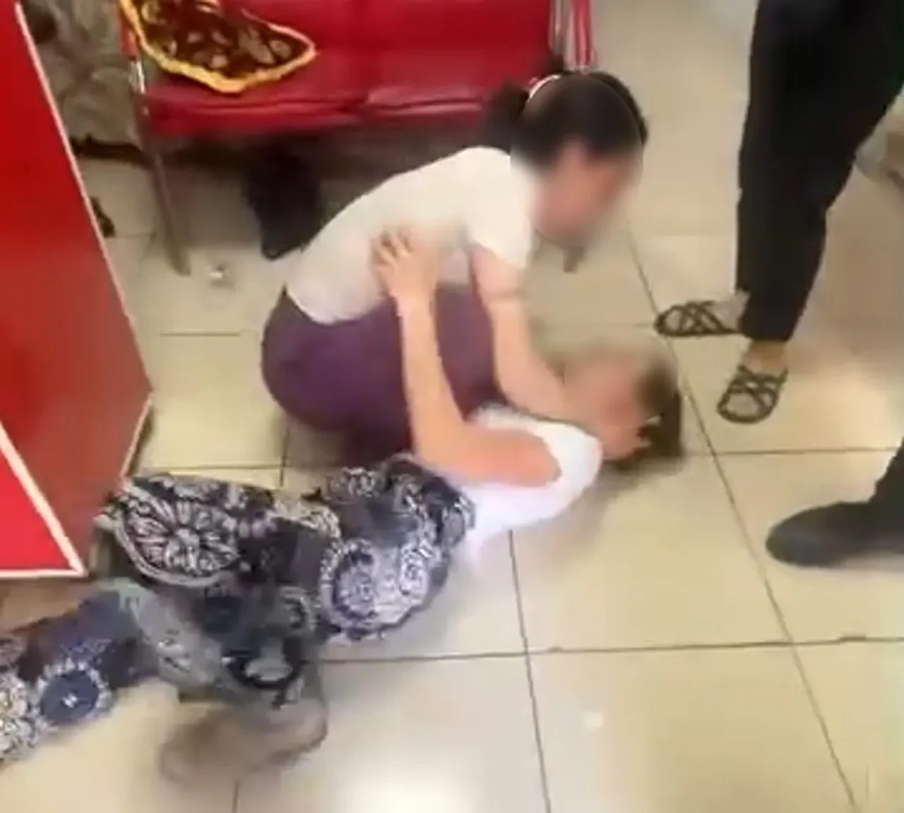 Girdikleri evden milyonları çaldılar! Yakalanınca sara nöbeti geçiriyor numarası yaptı 