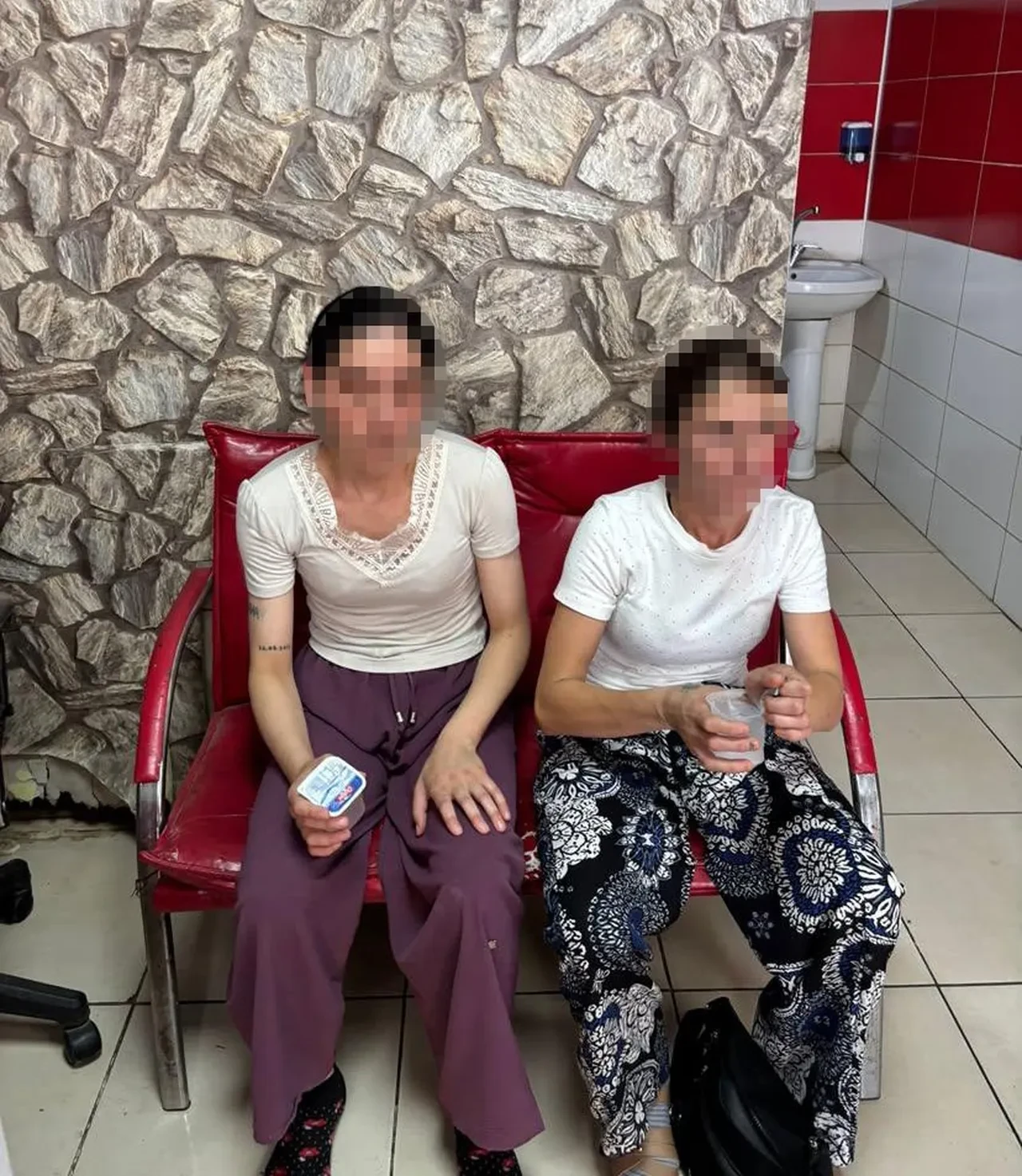 Girdikleri evden milyonları çaldılar! Yakalanınca sara nöbeti geçiriyor numarası yaptı 