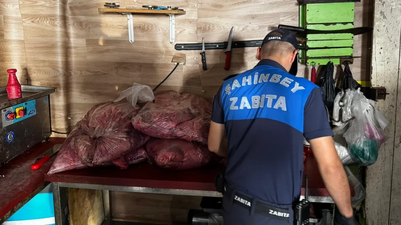 Gaziantep’te mide bulandıran görüntüler: Tam 500 kilo ciğer ve et ürünü imha edildi