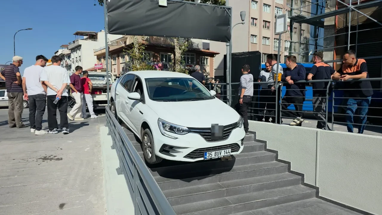 Kütahya’da ilginç kaza! Otomobil merdivenlerde asılı kaldı