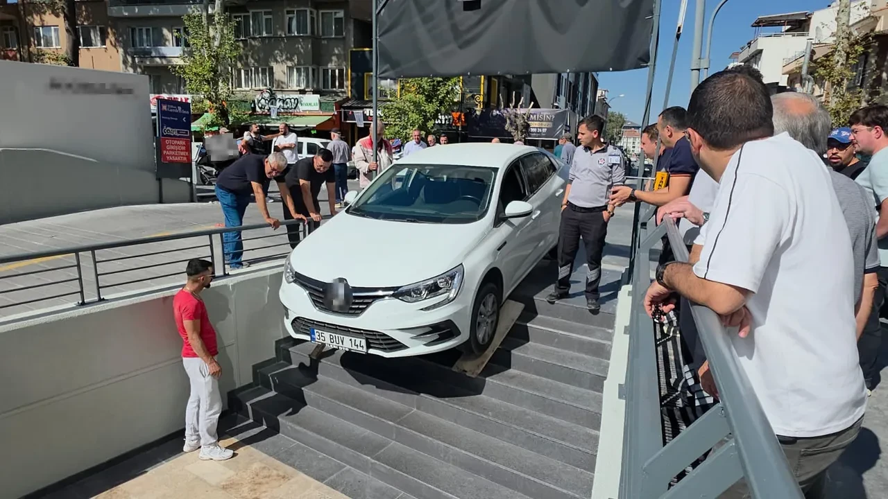 Kütahya’da ilginç kaza! Otomobil merdivenlerde asılı kaldı