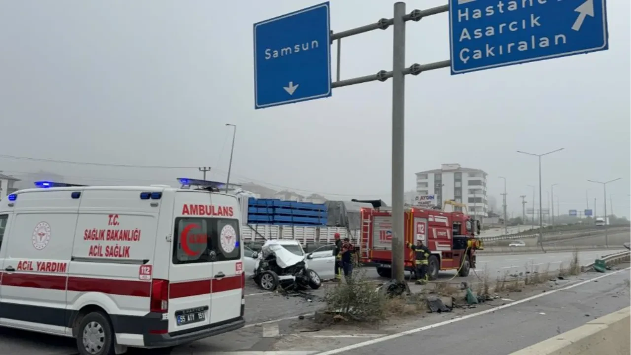 Samsun'da feci kaza! Direğe çarpan otomobil hurdaya döndü: Ölü ve yaralılar var