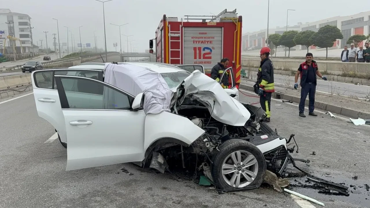 Samsun'da feci kaza! Direğe çarpan otomobil hurdaya döndü: Ölü ve yaralılar var