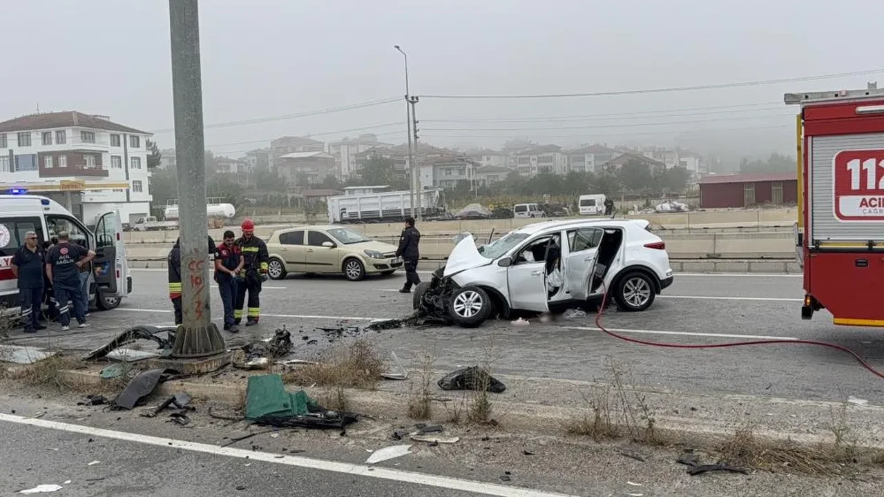 Samsun'da feci kaza! Direğe çarpan otomobil hurdaya döndü: Ölü ve yaralılar var