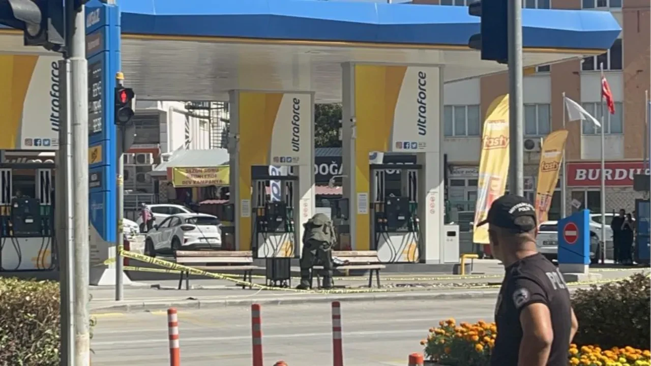 Şehrin göbeğinde bomba paniği! Şüpheli çanta fünye ile patlatıldı