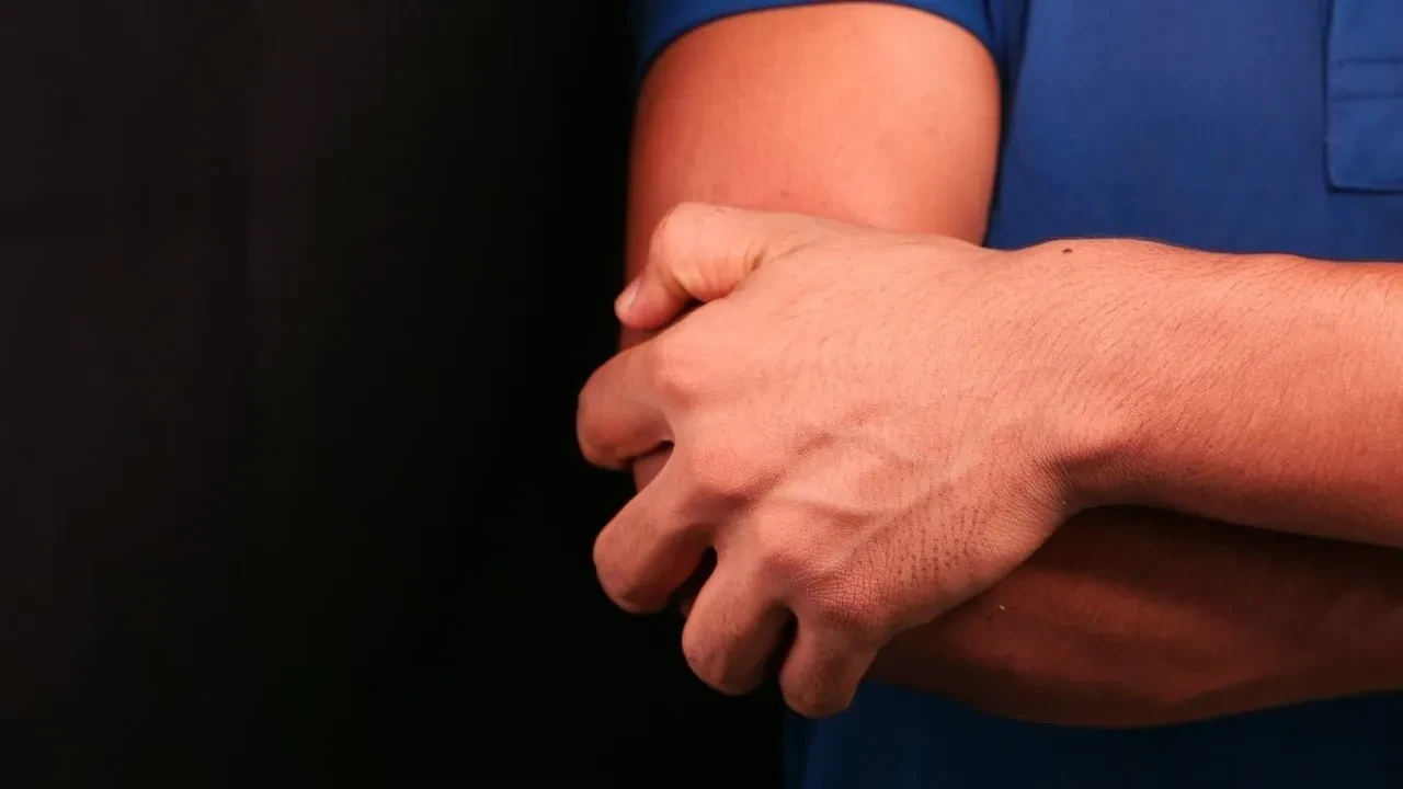 Sol koldaki uyuşmaya dikkat! Birçok kişinin fark etmediği kritik ağrı