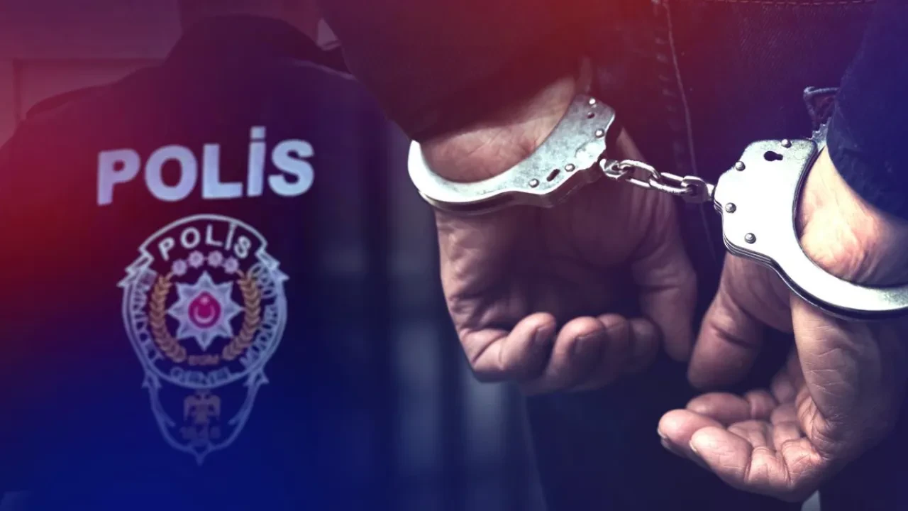 Sosyal medyada tehditler savuran 15 yaşındaki şüpheli İstanbul'da yakalandı: Anne ve babası da gözaltına alındı
