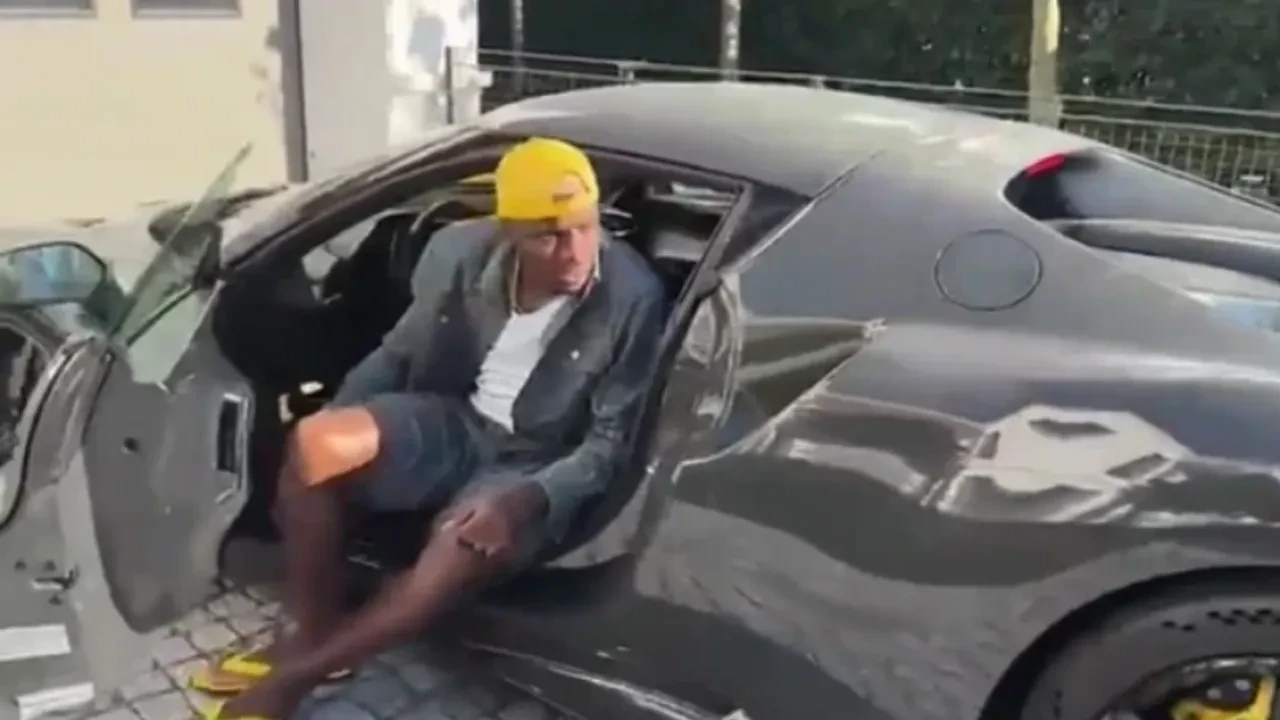 Victor Osimhen’in garajındaki yeni oyuncağı dudak uçuklattı! Ferrari’siyle görenleri şaşırttı