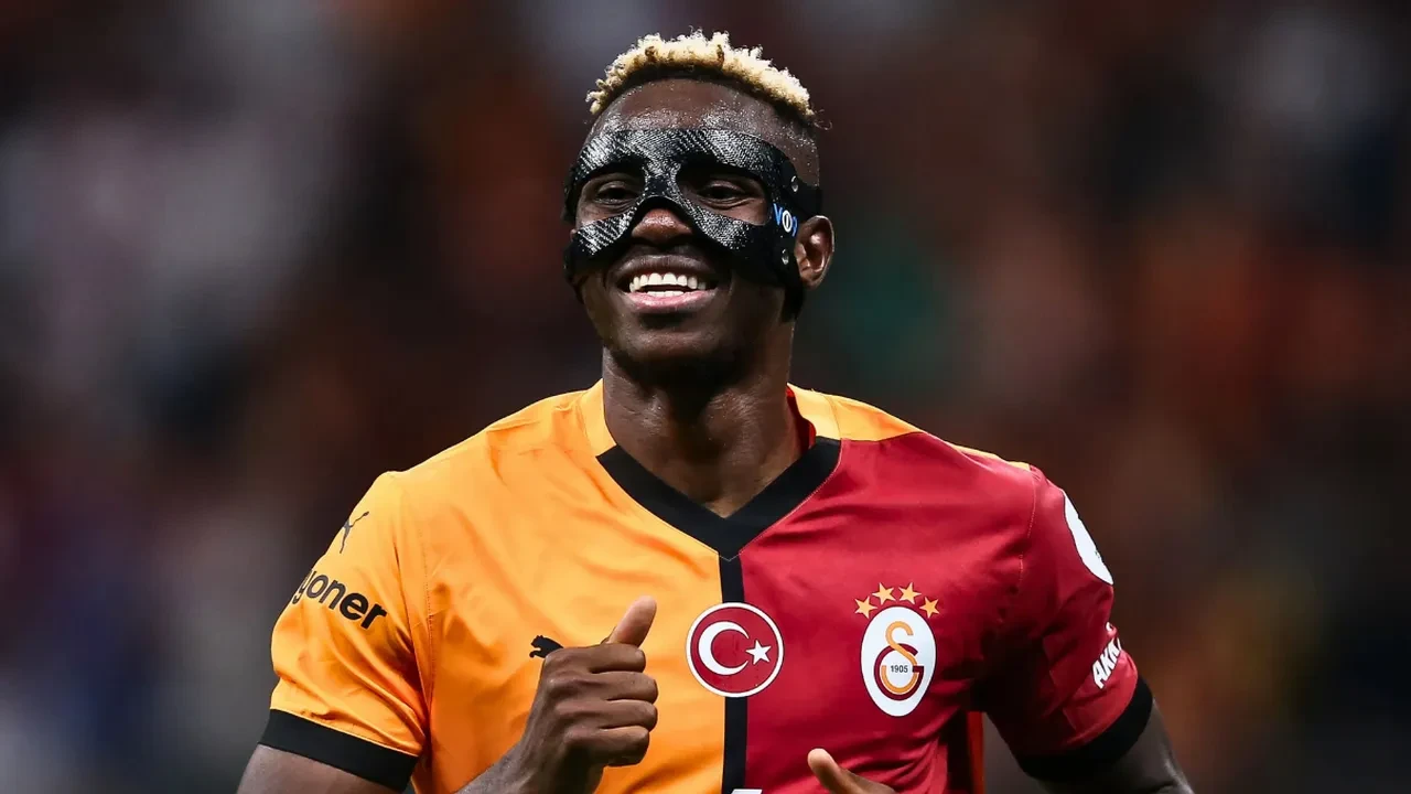 Victor Osimhen’in garajındaki yeni oyuncağı dudak uçuklattı! Ferrari’siyle görenleri şaşırttı