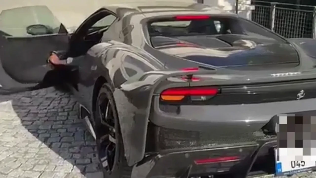 Victor Osimhen’in garajındaki yeni oyuncağı dudak uçuklattı! Ferrari’siyle görenleri şaşırttı