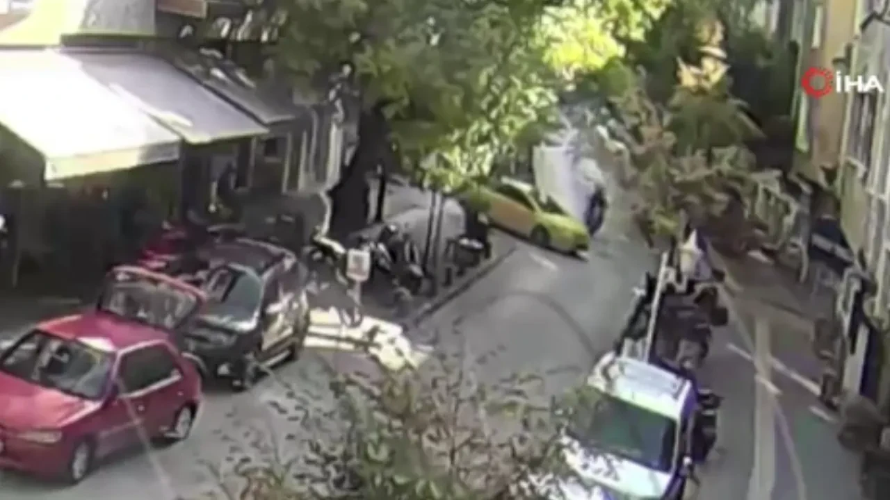 Yepyeni motoru hurdaya döndü! Ehliyetsiz sürücünün kaza anı kamerada