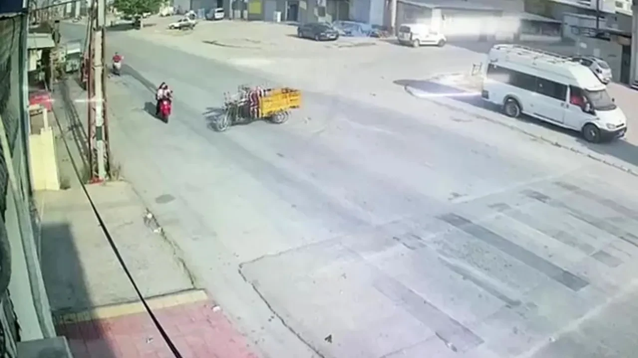 Anne ve çocukları dehşeti yaşadı! Ehliyetsiz trafik magandası kamerada 