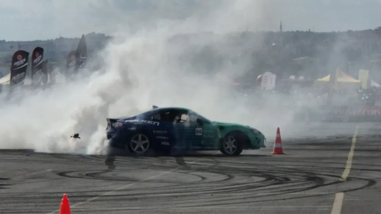  Asfaltı yakıp geçtiler: Tekirdağ’da nefes kesen drift şovu