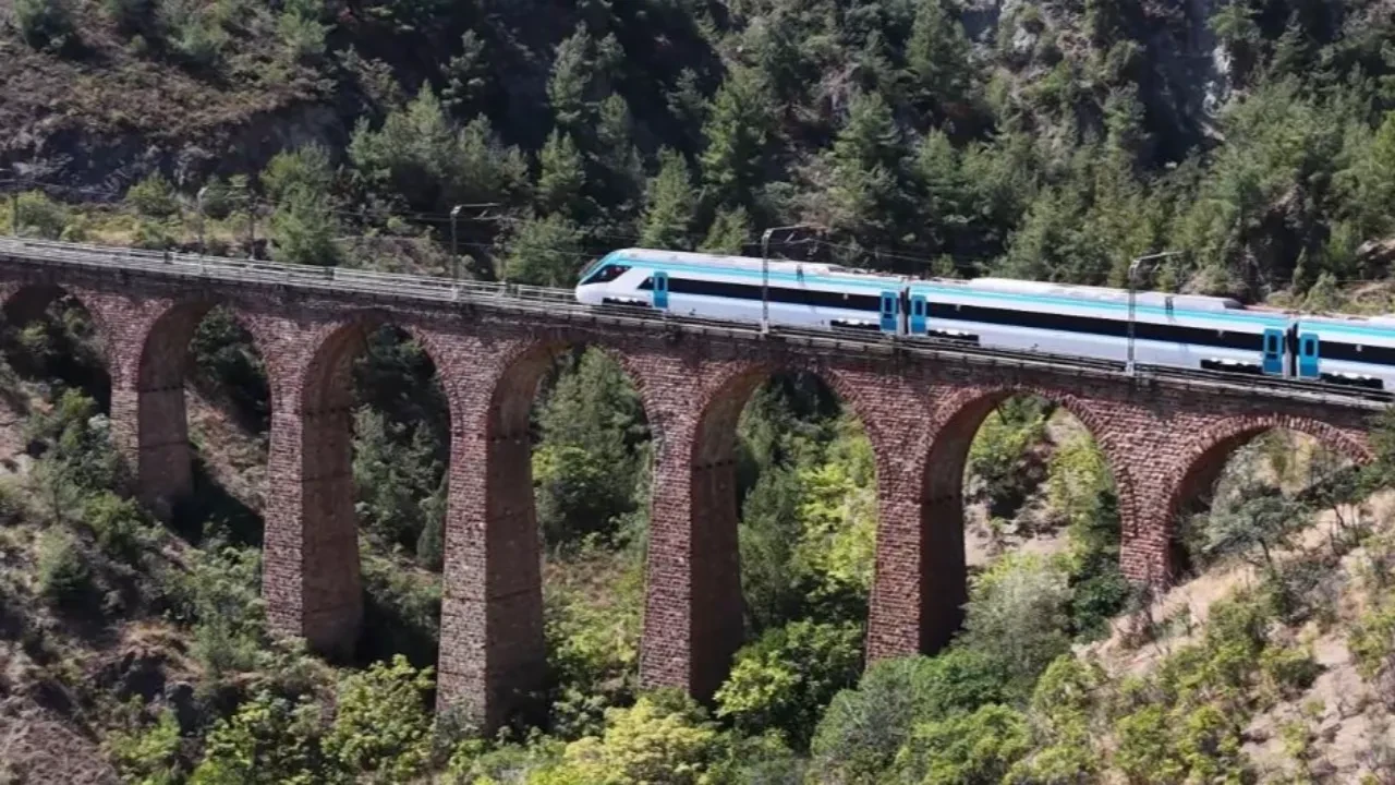 Bakan Uraloğlu duyurdu: 250 km hıza ulaştı! Yerli hızlı trende üretim başladı 