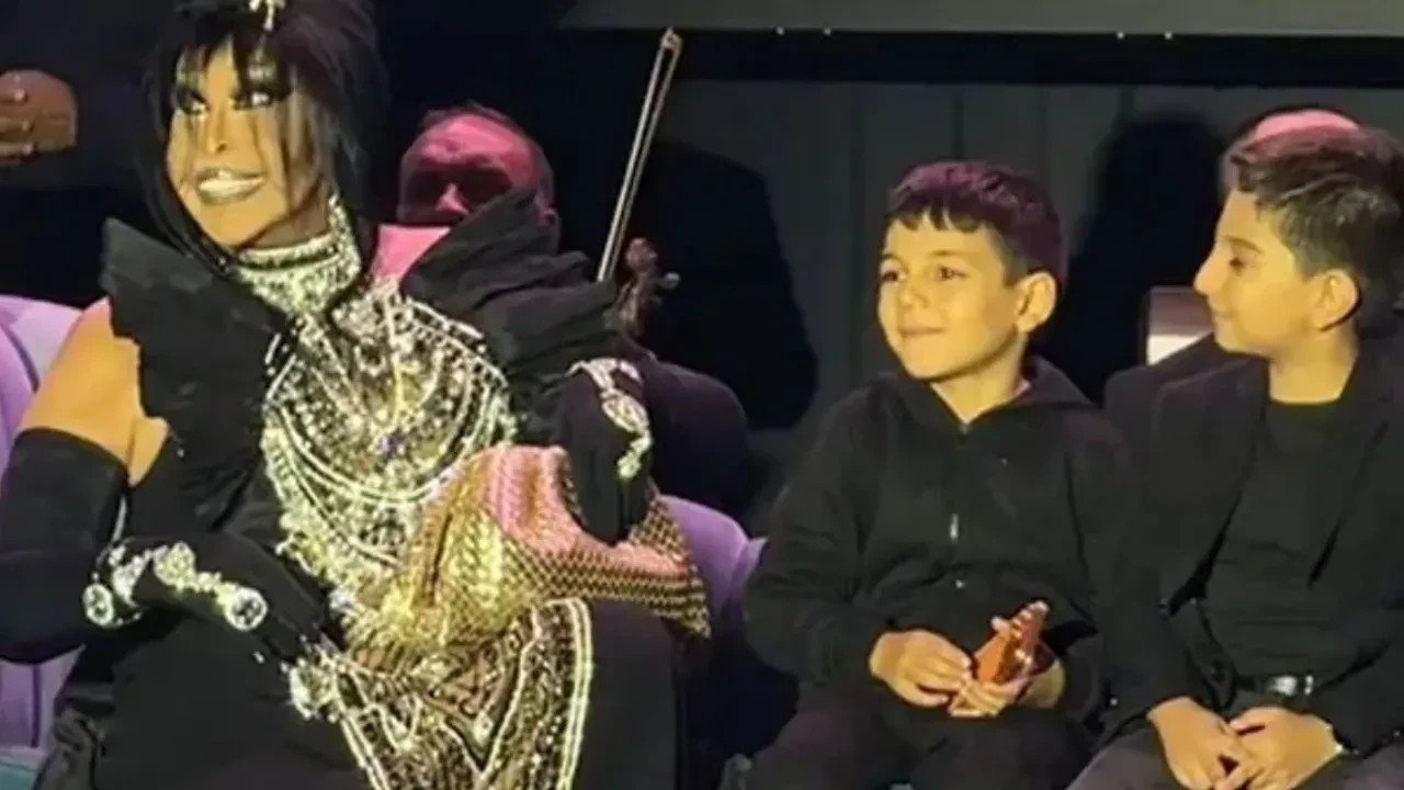 Bülent Ersoy sahnede çantasını açtı! İki çocuğa yaptığı jest dikkat çekti