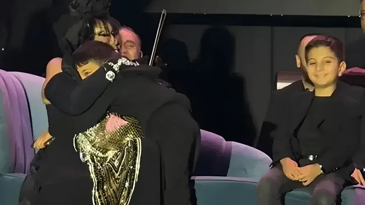 Bülent Ersoy sahnede çantasını açtı! İki çocuğa yaptığı jest dikkat çekti