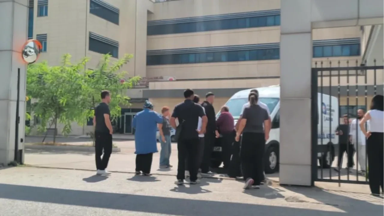 Cenaze aracının önünü kesen annenin feryatları yürek yaktı