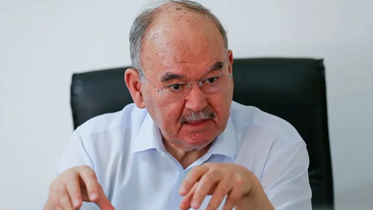 Eski belediye başkanı Burhan Özfatura hastaneye kaldırıldı