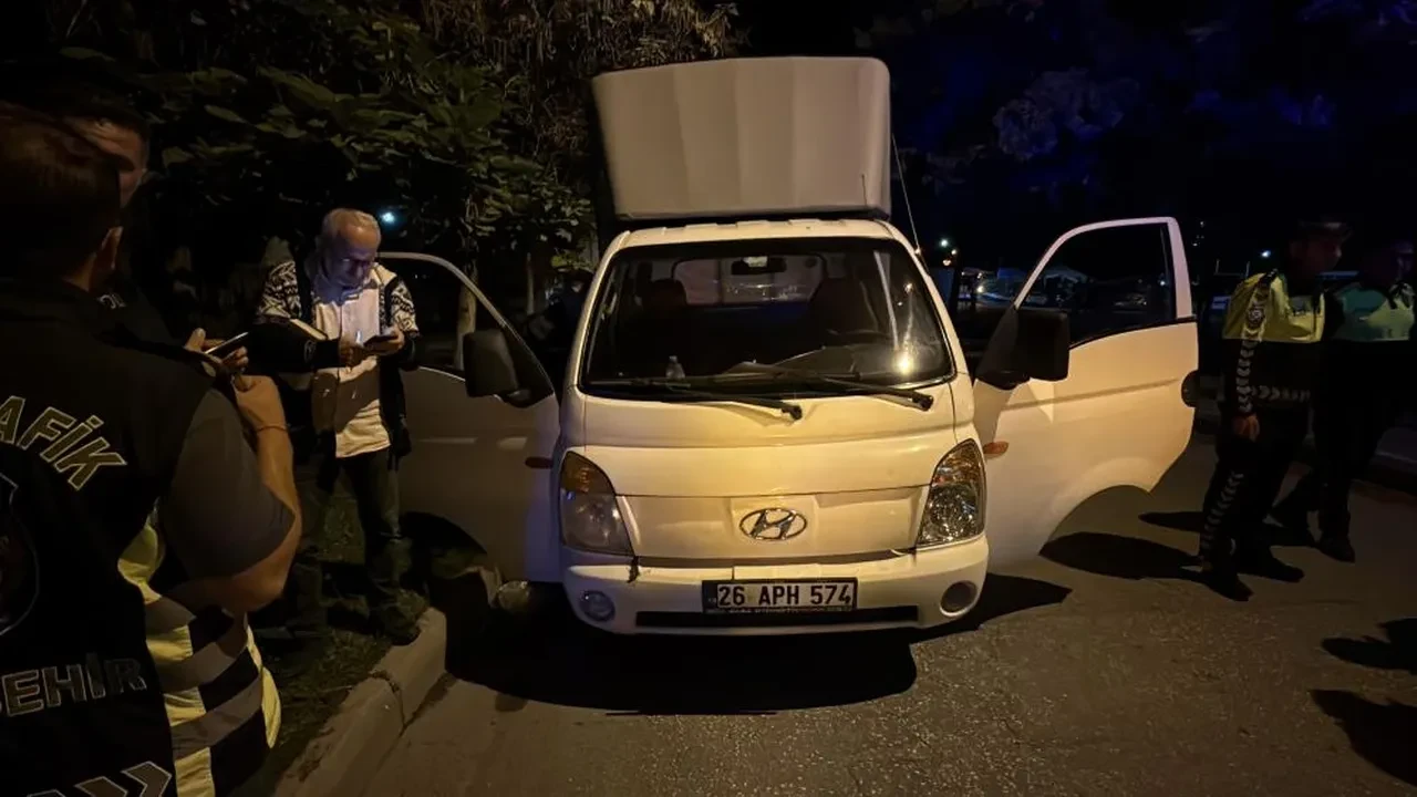 Eskişehir'de hareket halindeki kamyonetten atlayan kadın ağır yaralandı: Alkollü koca sigara derdine düştü