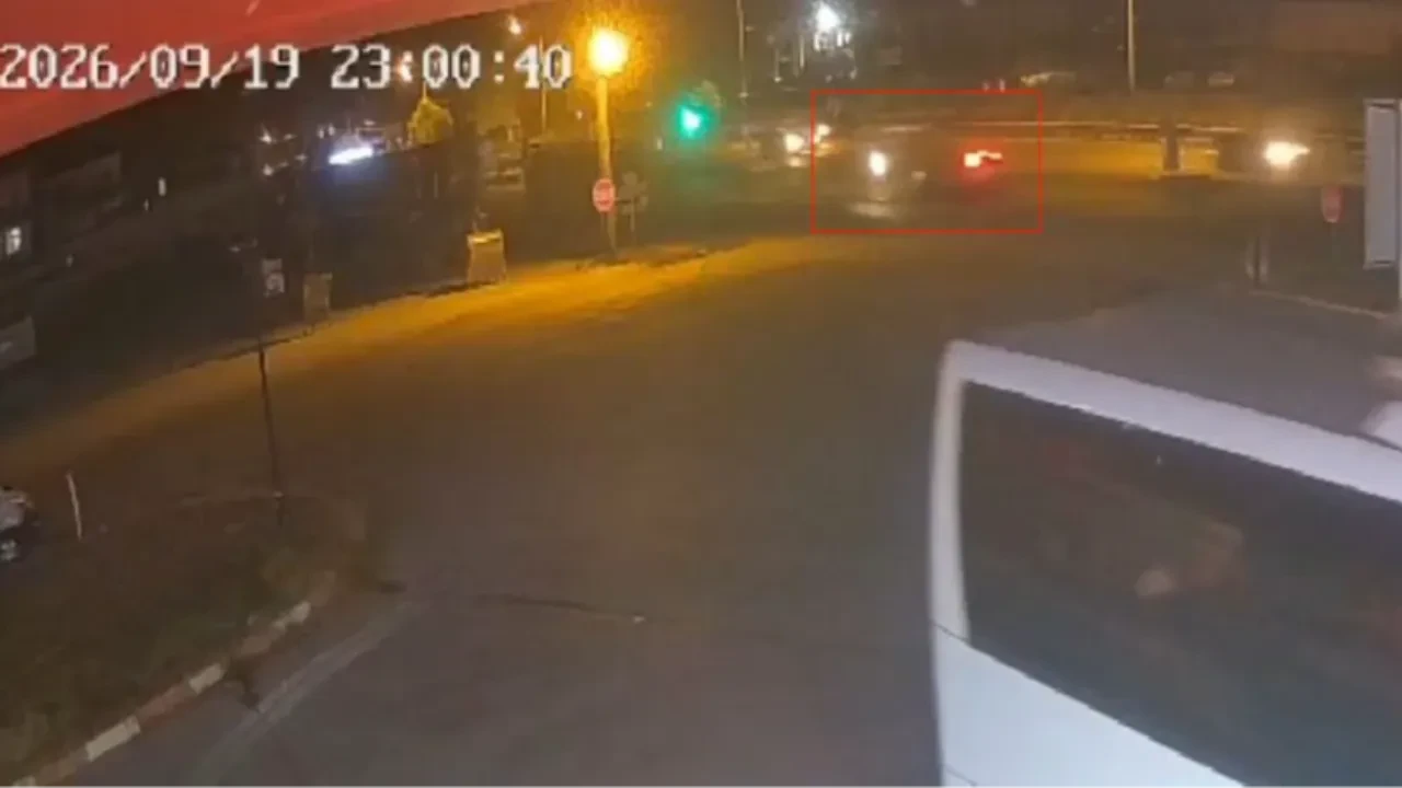 Feci kaza kamerada! Motosiklet ile otomobil kafa kafaya böyle çarpıştı