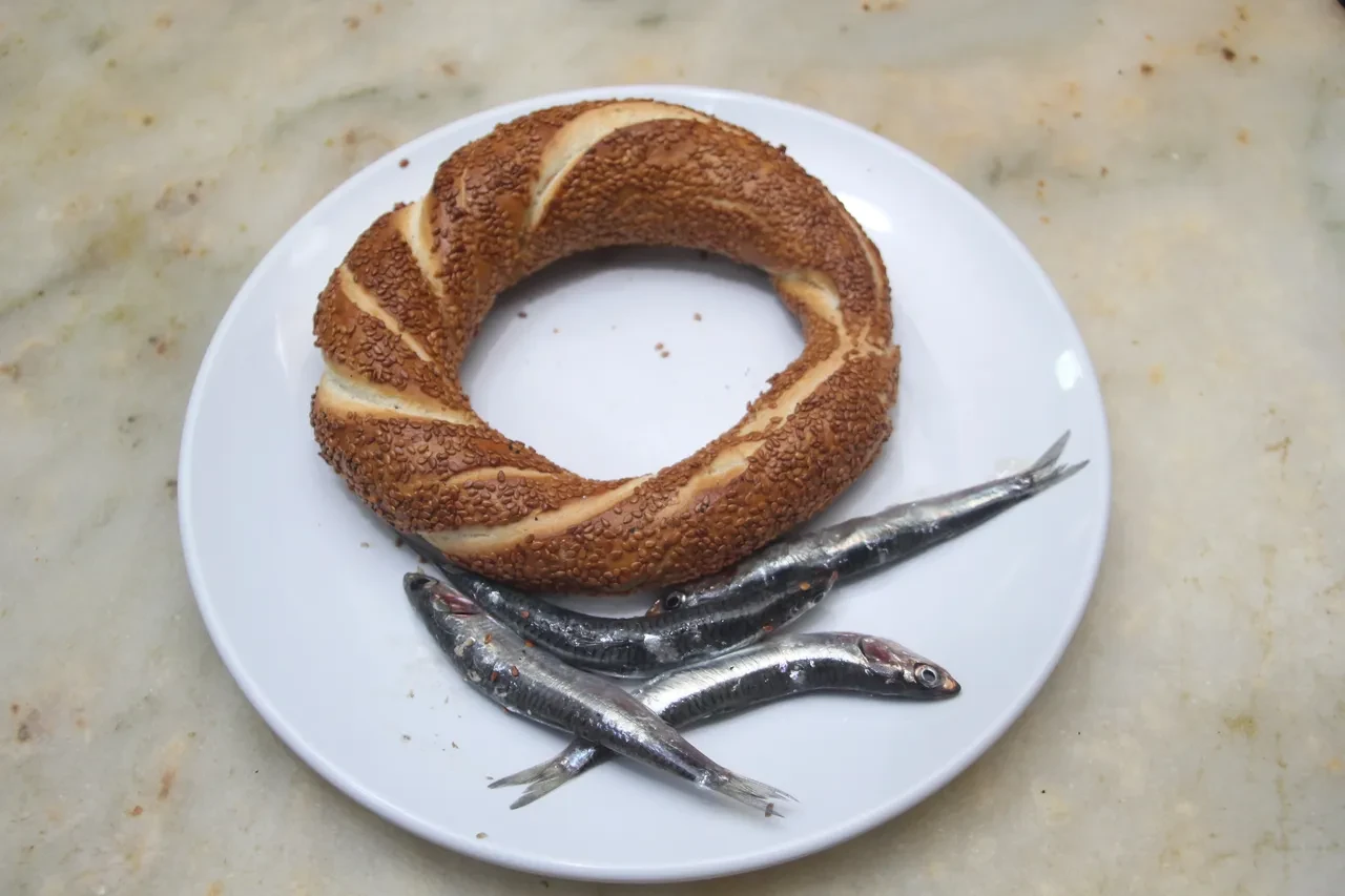 Fırıncı balık ekmekçilere rakip oldu! Hamsili simit tam not aldı