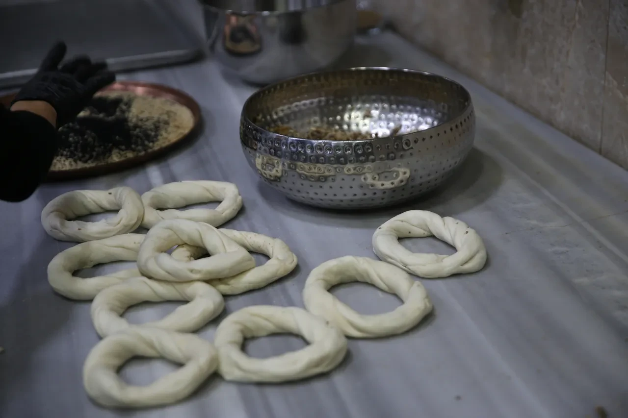 Fırıncı balık ekmekçilere rakip oldu! Hamsili simit tam not aldı