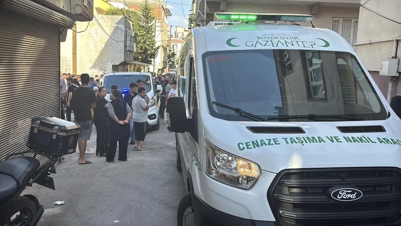 Gaziantep’te cani koca eşini öldürüp sokağa indi: 3'ü çocuk 4 kişiyi yaraladı