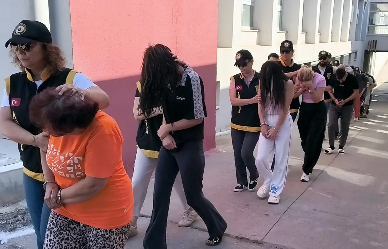 Genç kıza yaşattıkları dehşete düşürdü: Gittiği evde başına gelenler şoke etti