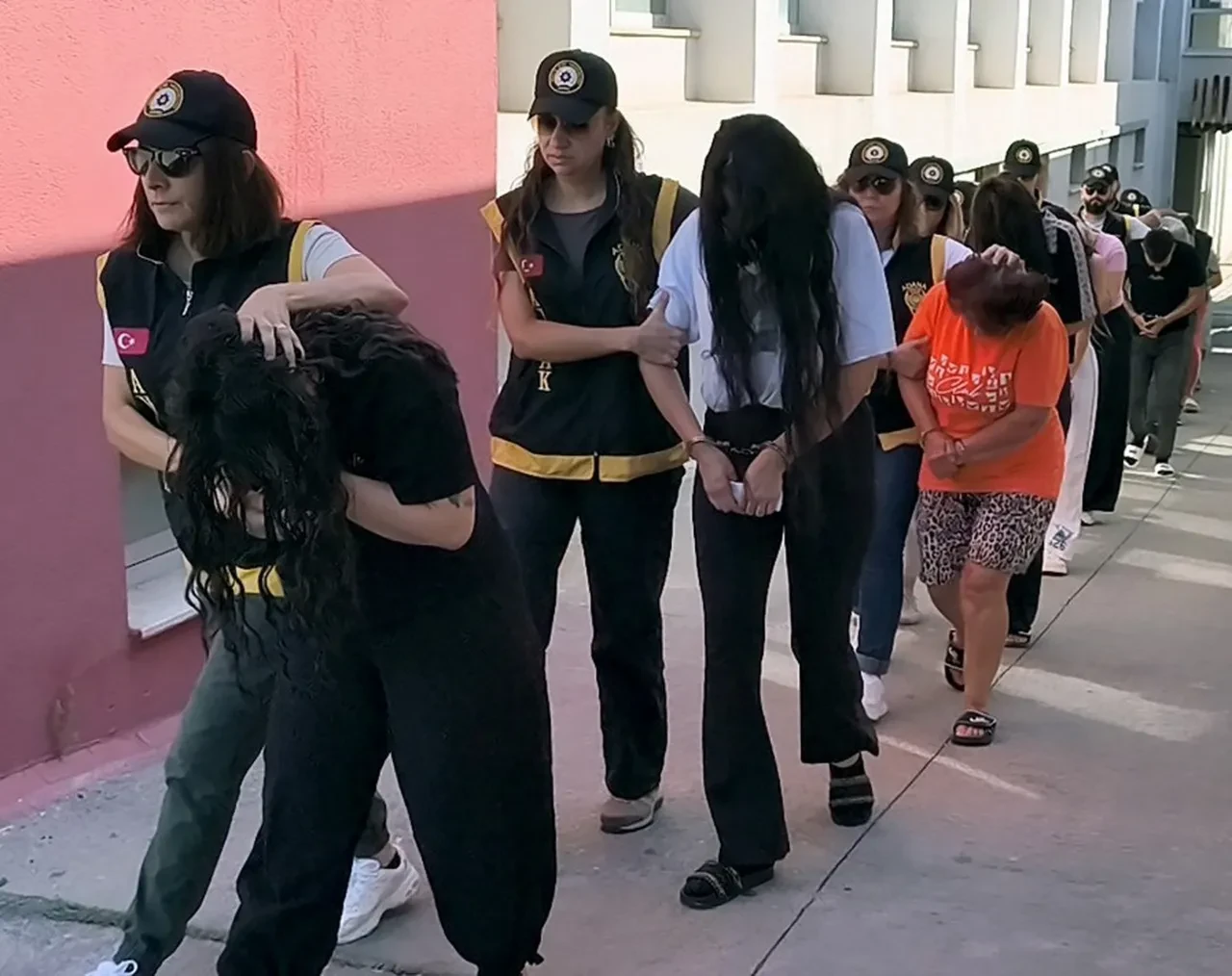 Genç kıza yaşattıkları dehşete düşürdü: Gittiği evde başına gelenler şoke etti