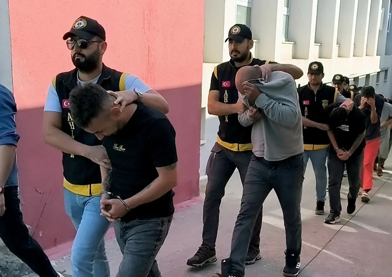 Genç kıza yaşattıkları dehşete düşürdü: Gittiği evde başına gelenler şoke etti