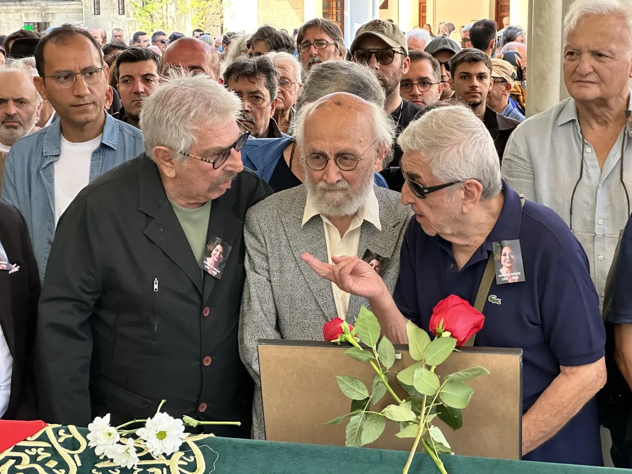 Gülsen Tuncer son yolculuğuna uğurlandı! Sanat dünyası cenazede buluştu