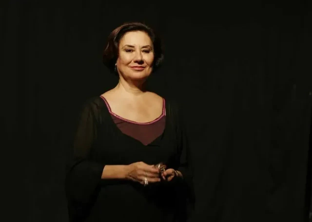 Gülsen Tuncer son yolculuğuna uğurlandı! Sanat dünyası cenazede buluştu