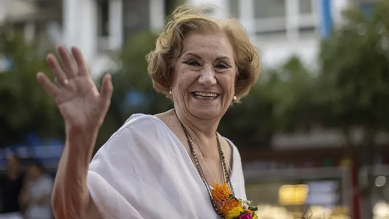 Gülsen Tuncer son yolculuğuna uğurlandı! Sanat dünyası cenazede buluştu