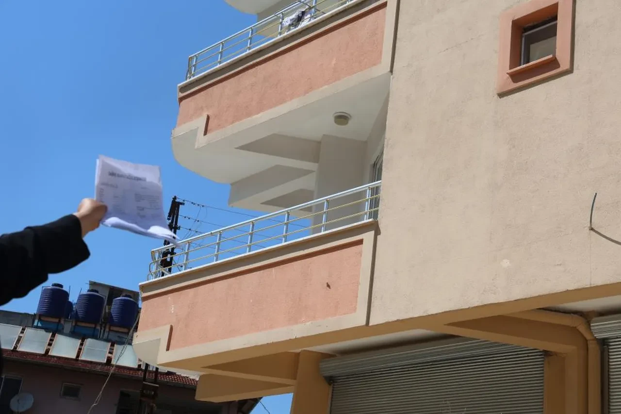 Hatay’da 20 yıllık ev hayali kabusa döndü: Biber temizleyerek biriktirdiği parasıyla aldığı daireler başkalarına satıldı 