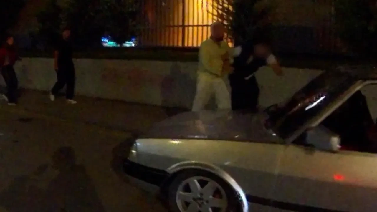 Şehir eşkıyası kamerada! Araç içindeki şahsa dehşeti yaşattı