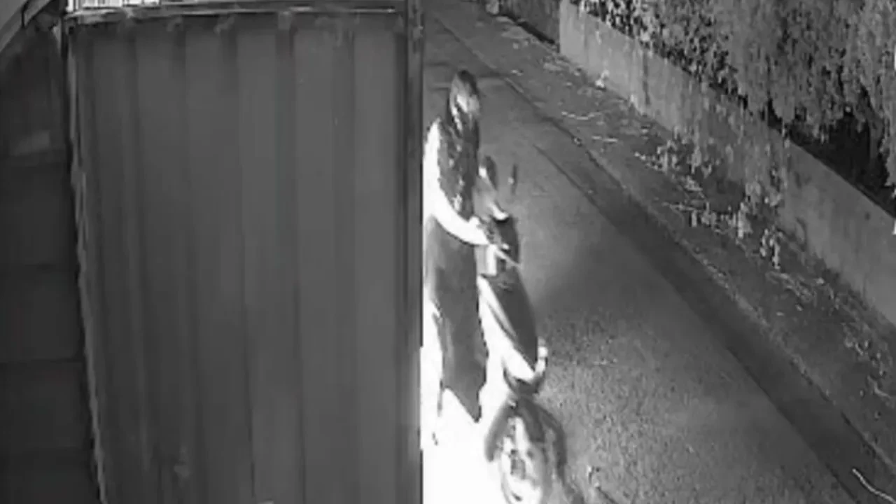 Üzerine çöp poşeti geçirip hem otomobili hem de binayı yaktı