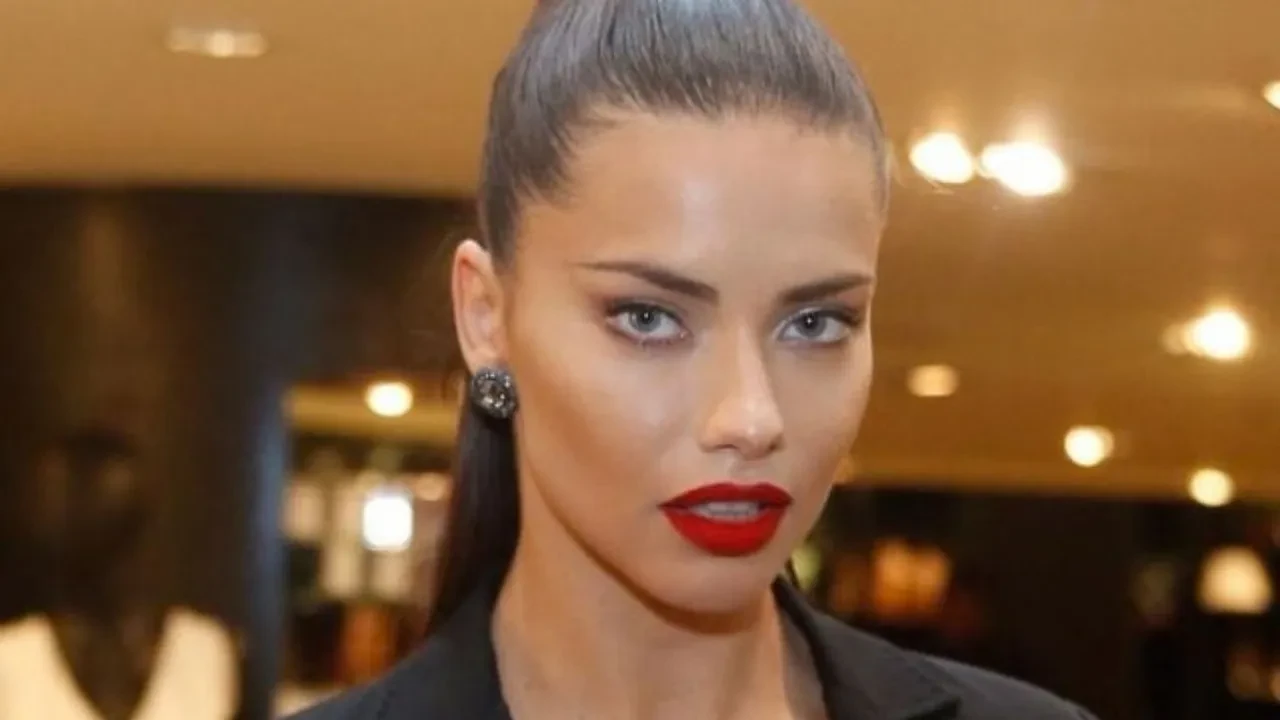 45 yaşındaki Adriana Lima’nın son hali gündem oldu! Yıllara meydan okuyan görüntüsü şaşkına çevirdi