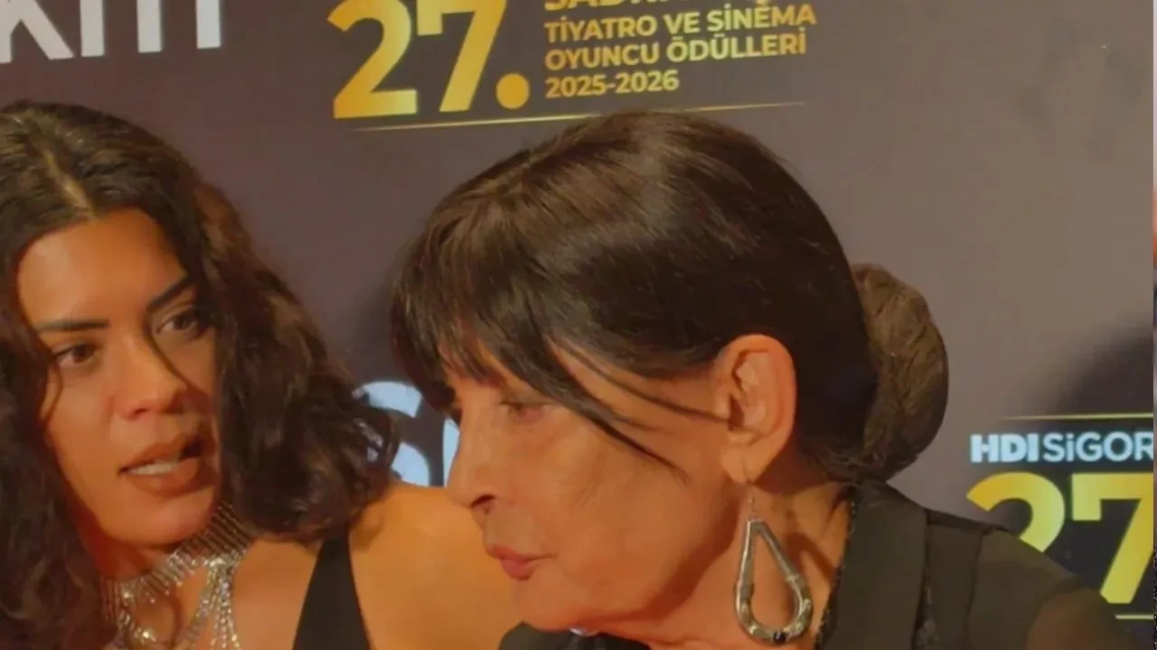 83 yaşındaki usta oyuncu Şerif Sezer ödül töreninde fenalaştı! Kızı röportajı yarıda kesti